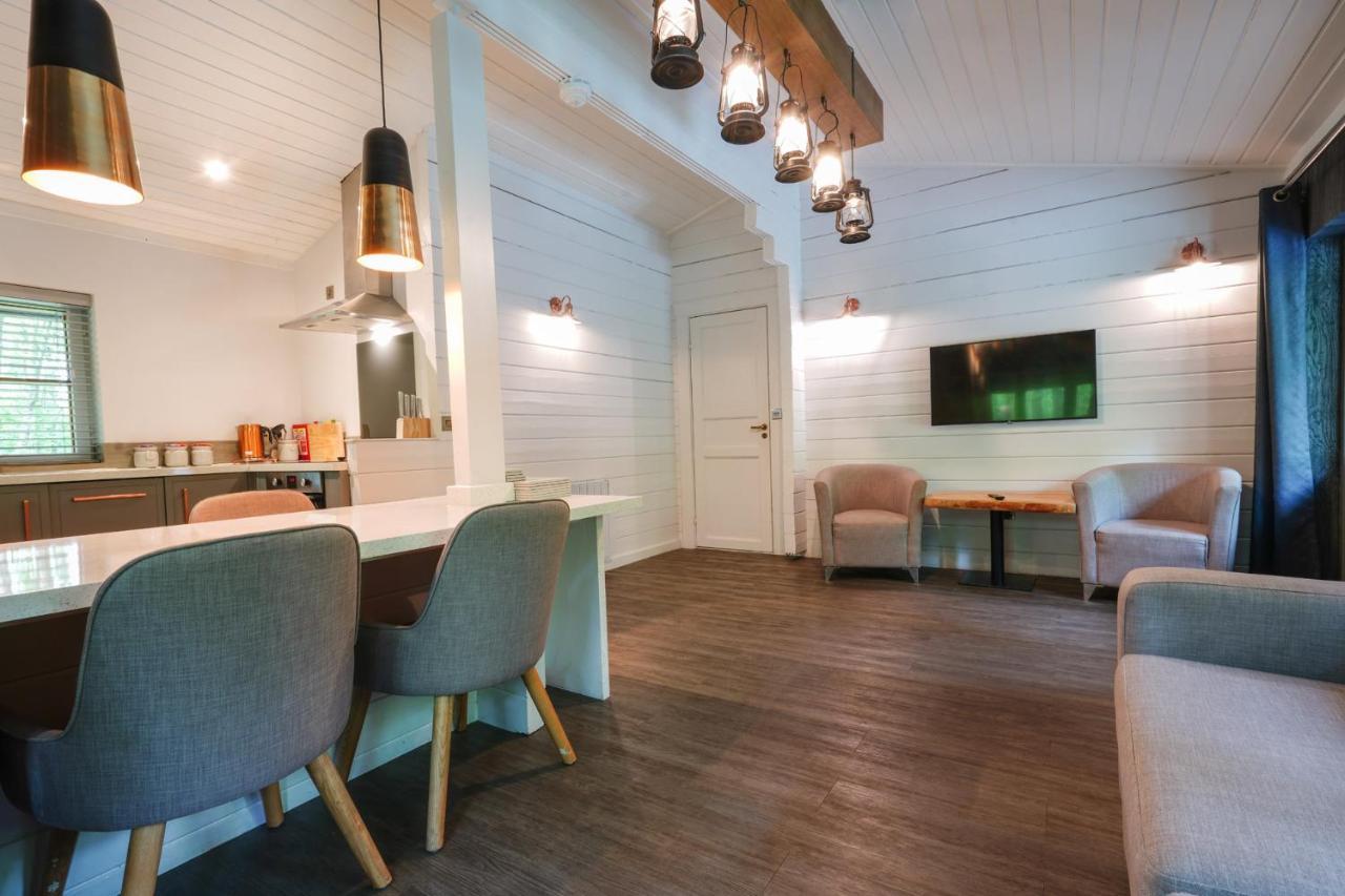 Chevin Country Park Hotel & Spa Отли Екстериор снимка
